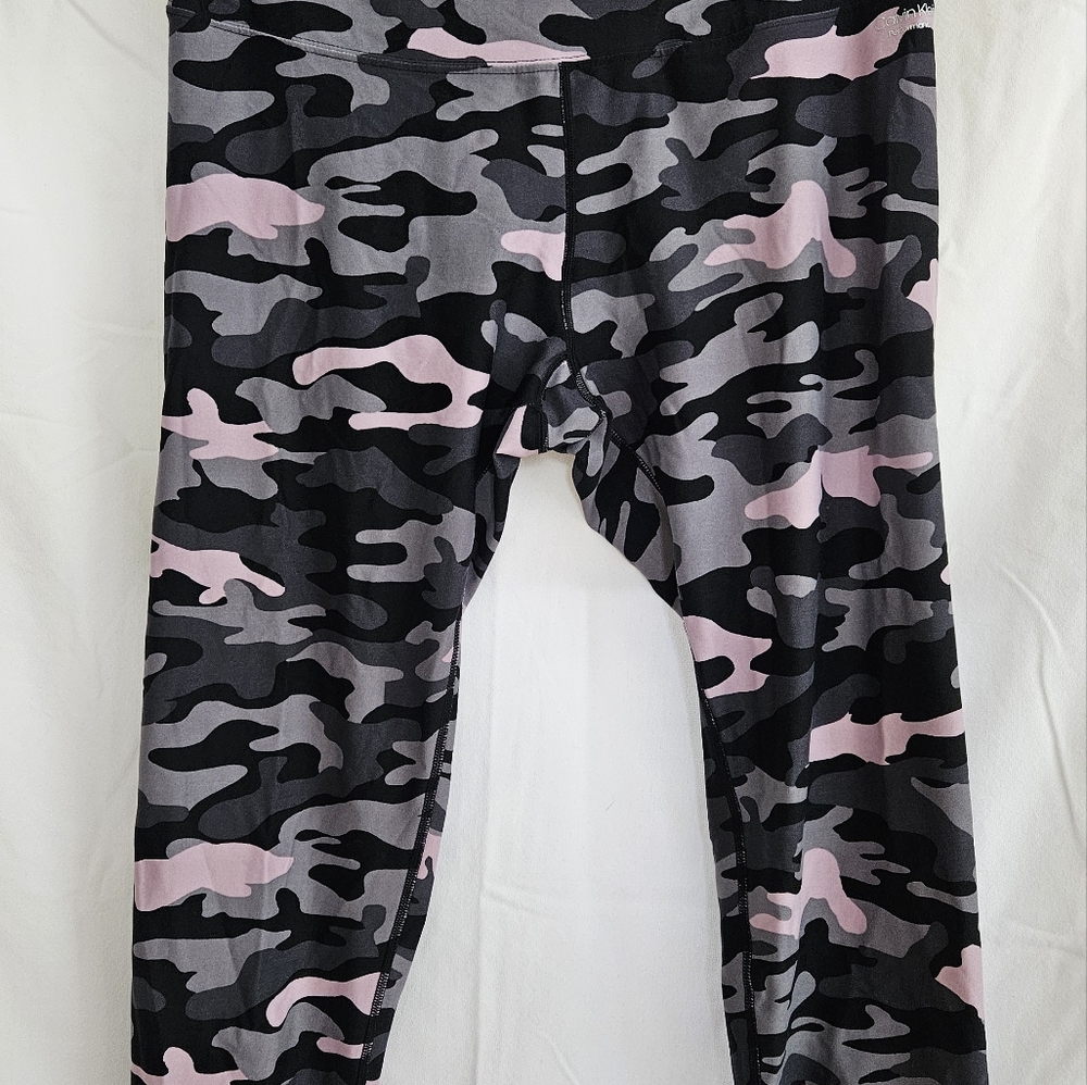 Womens Camouflage Leggings - Pink and Black
